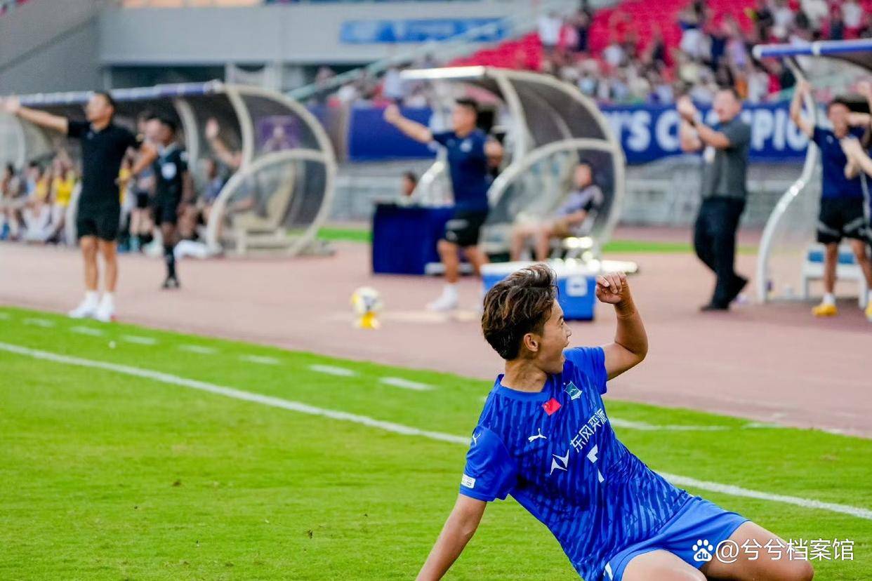 包含亚冠今晨再迎强敌，阿贾克斯手感冰凉，主帅态度：更衣室稳定，临场指挥获称赞的词条